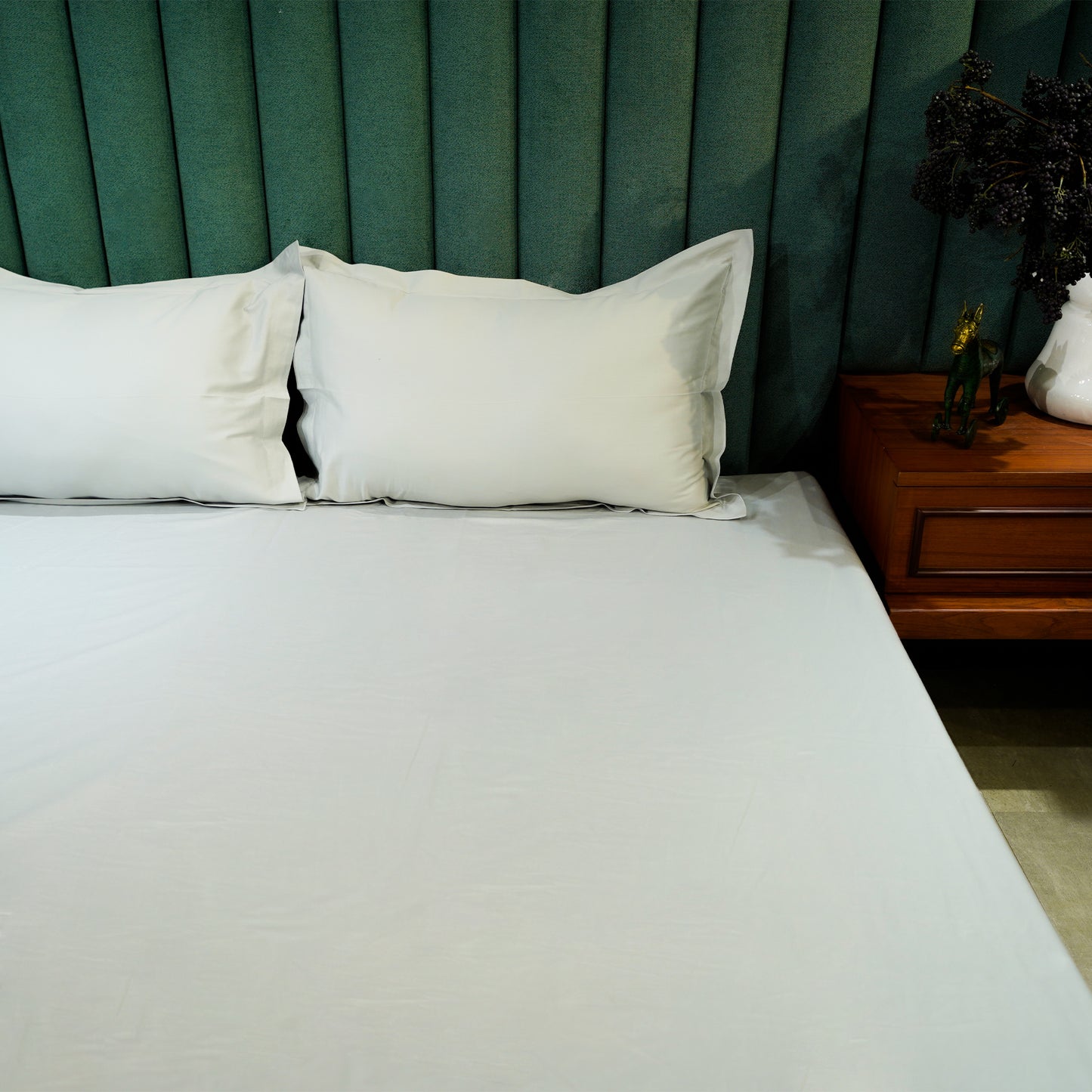 Grey pure cotton flat bed sheet for king/queen/single bed – breathable, soft, skin-friendly & fade-resistant bedding for Indian homes.