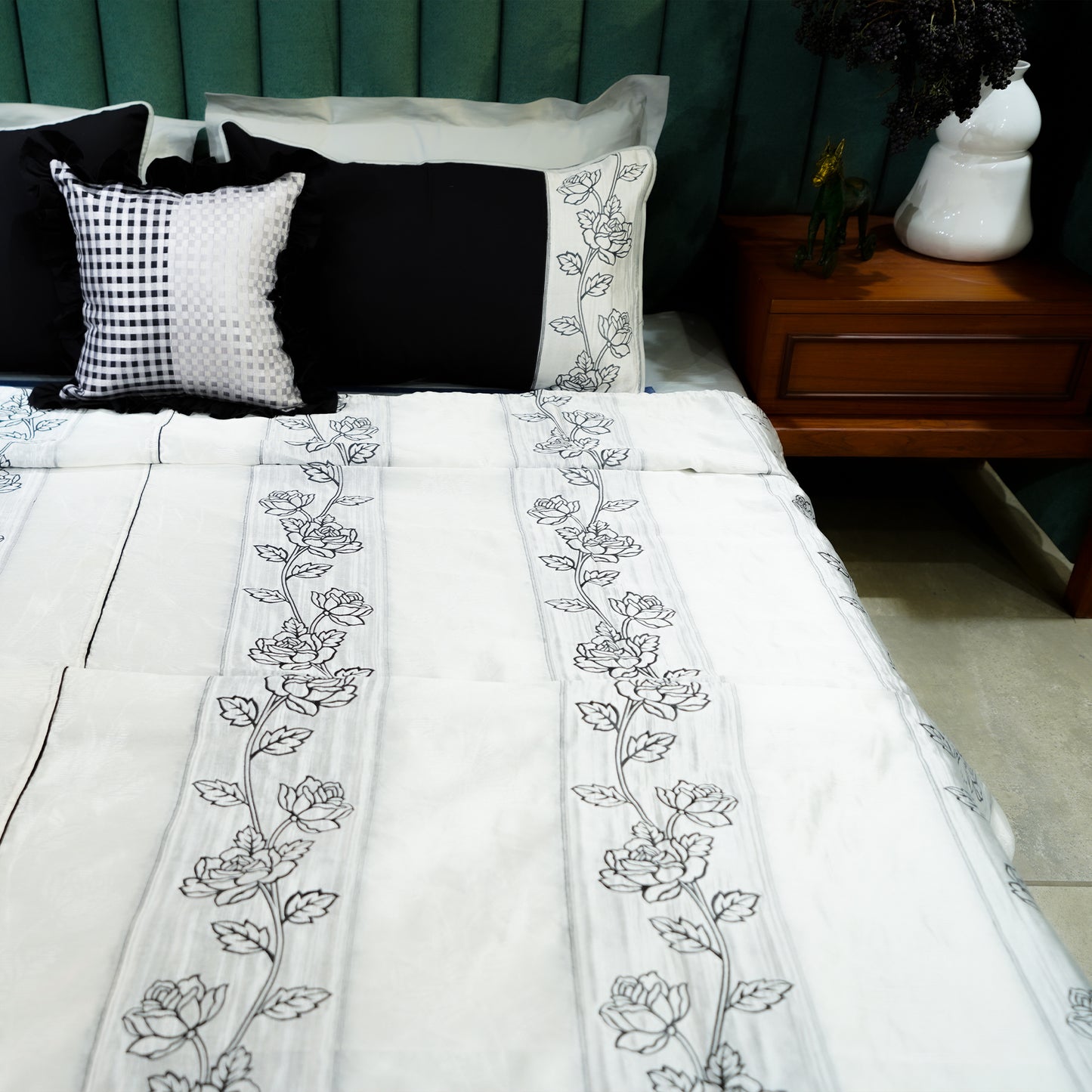Rosebud Elegance Bed Cover