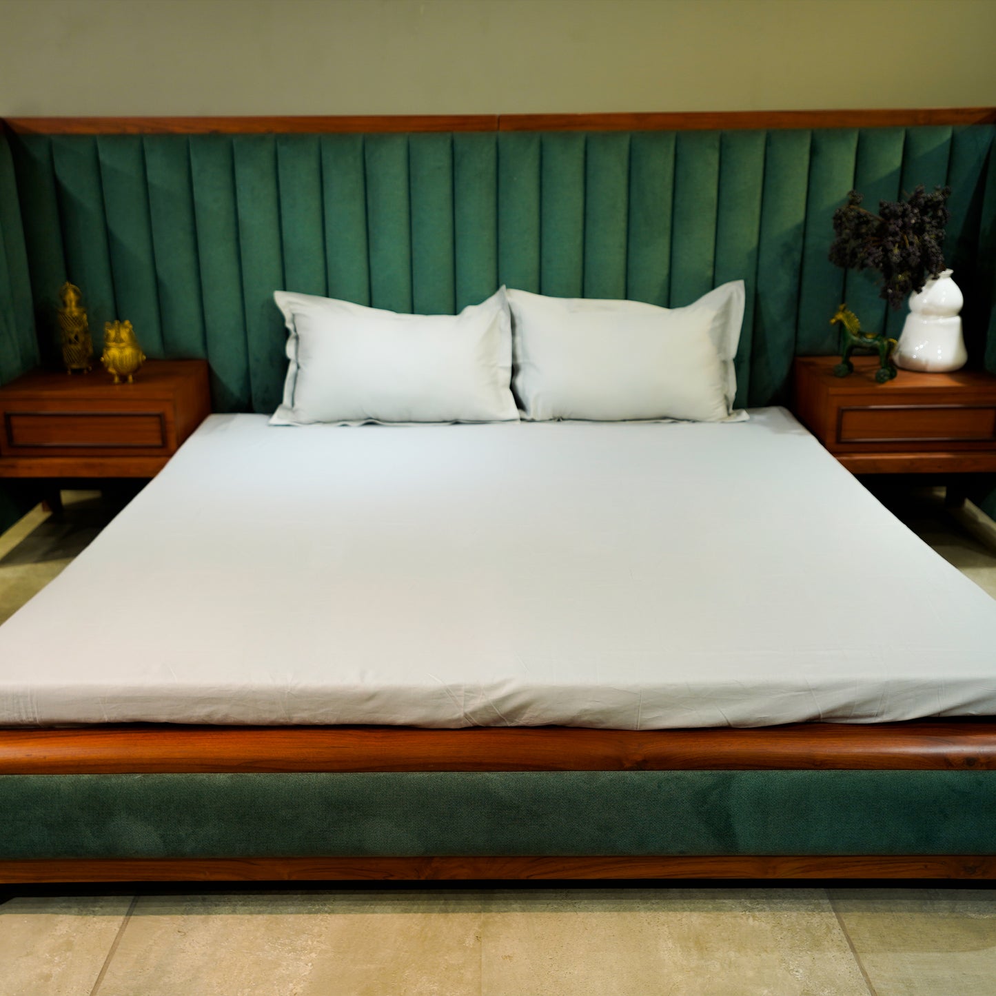 Grey pure cotton flat bed sheet for king/queen/single bed – breathable, soft, skin-friendly & fade-resistant bedding for Indian homes.