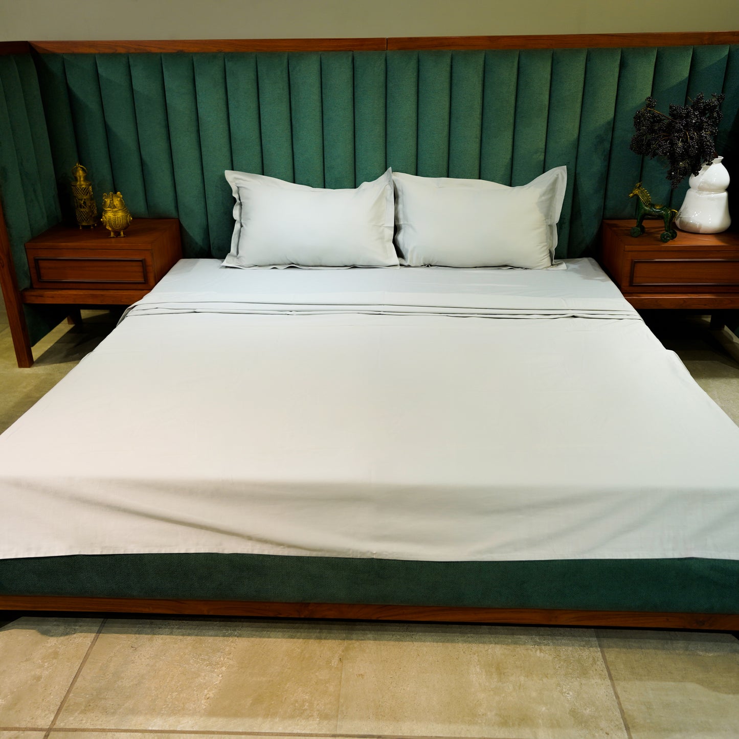 Grey pure cotton flat bed sheet for king/queen/single bed – breathable, soft, skin-friendly & fade-resistant bedding for Indian homes.