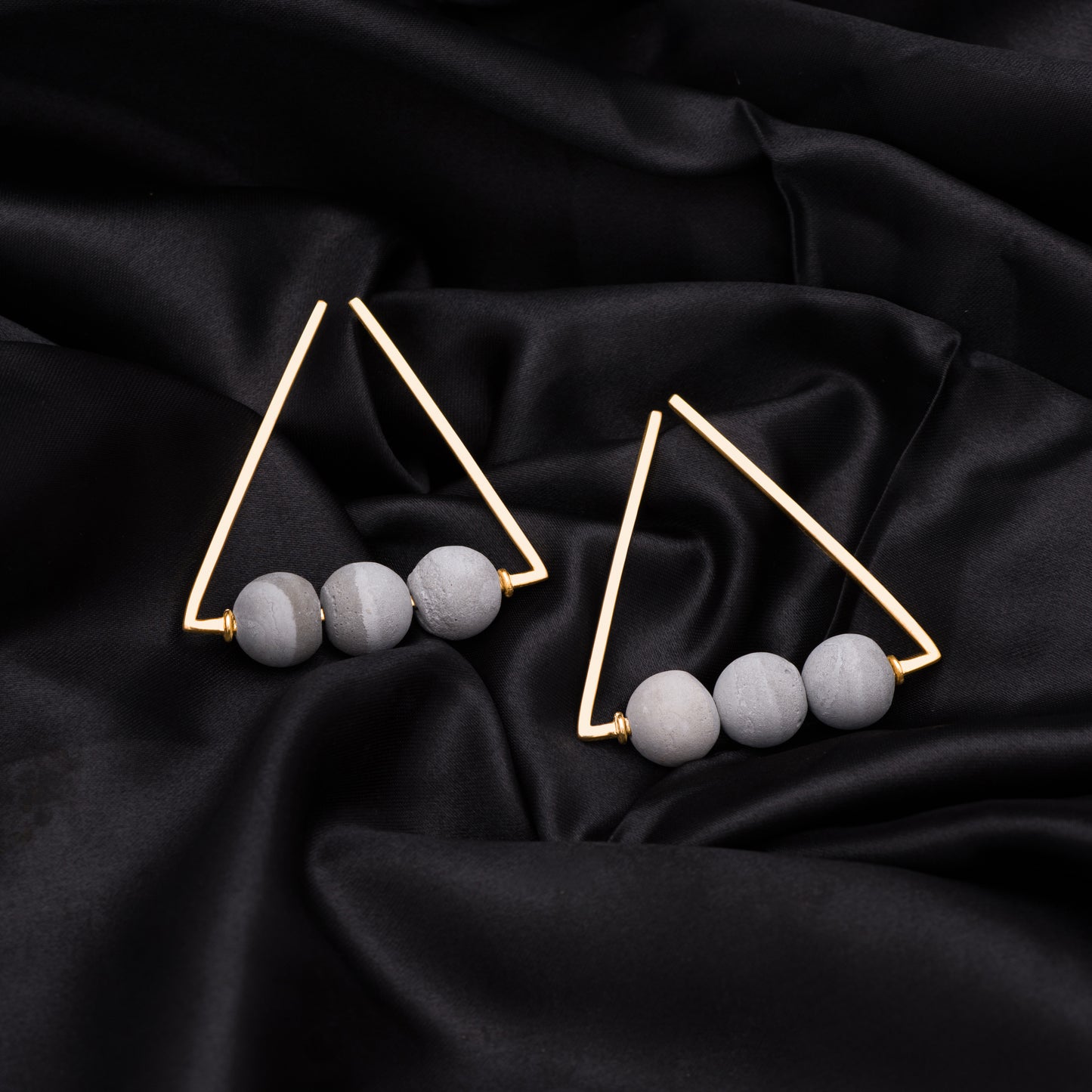 Hanger Earrings – Effortless Geometry in Gold