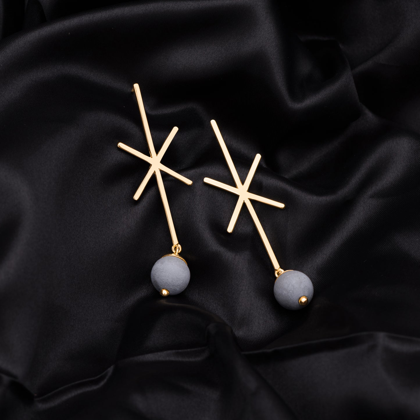 Vanilla Gold Drop Earrings – Soft Geometry in Motion