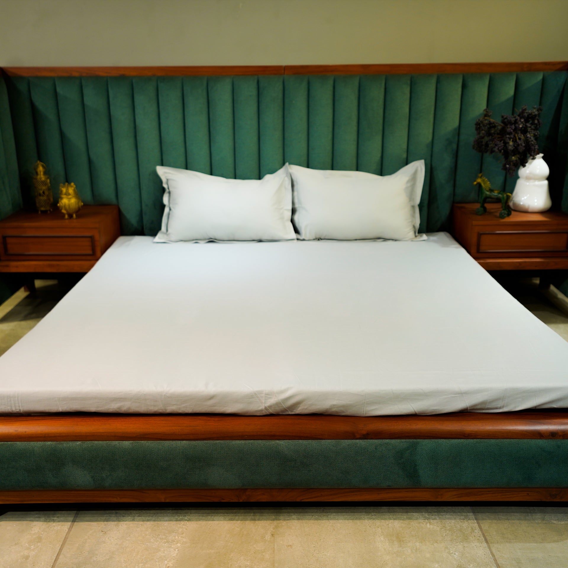 Grey pure cotton flat bed sheet for king/queen/single bed – breathable, soft, skin-friendly & fade-resistant bedding for Indian homes.