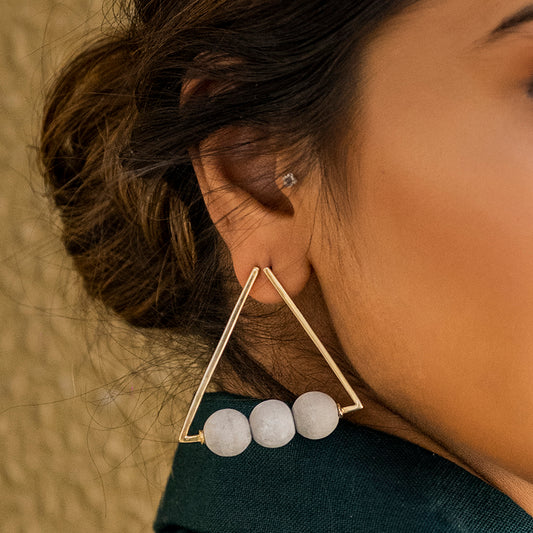 Hanger Earrings – Effortless Geometry in Gold