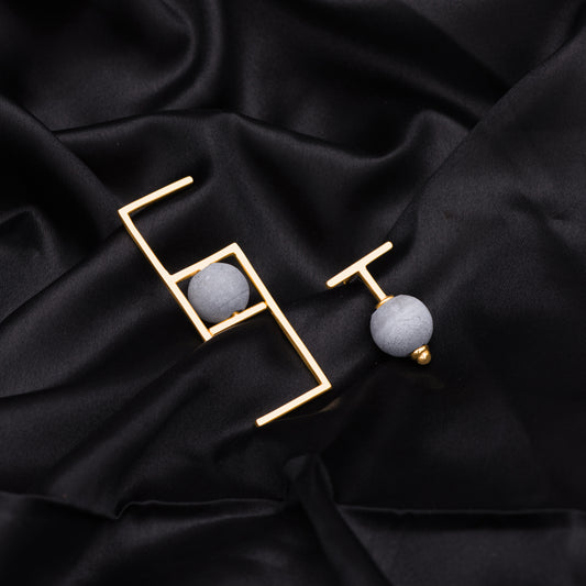 Bracket Curve Earrings – Sculptural Boldness in Matte Gold