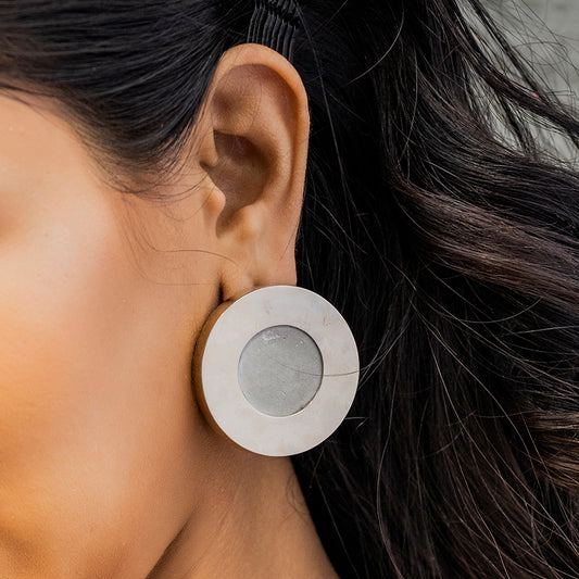 Cressa Earrings – Sculptural Curves in Gold Motion