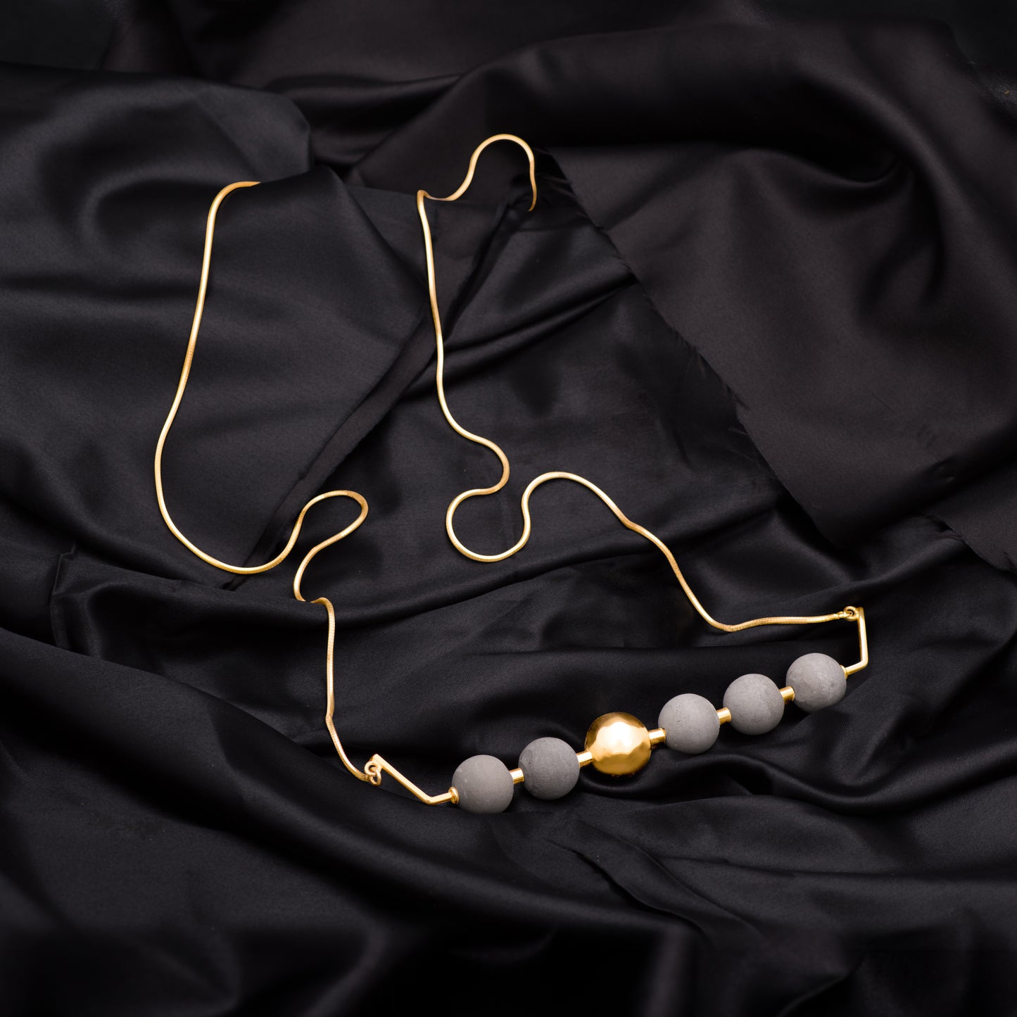 Tondons Sculptural Necklace – Molten Gold Cast in Stillness